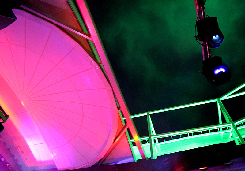 Illustration for article titled Mitsubishi Laser TV's Colors Look Even Juicier Than the Girls on the Set